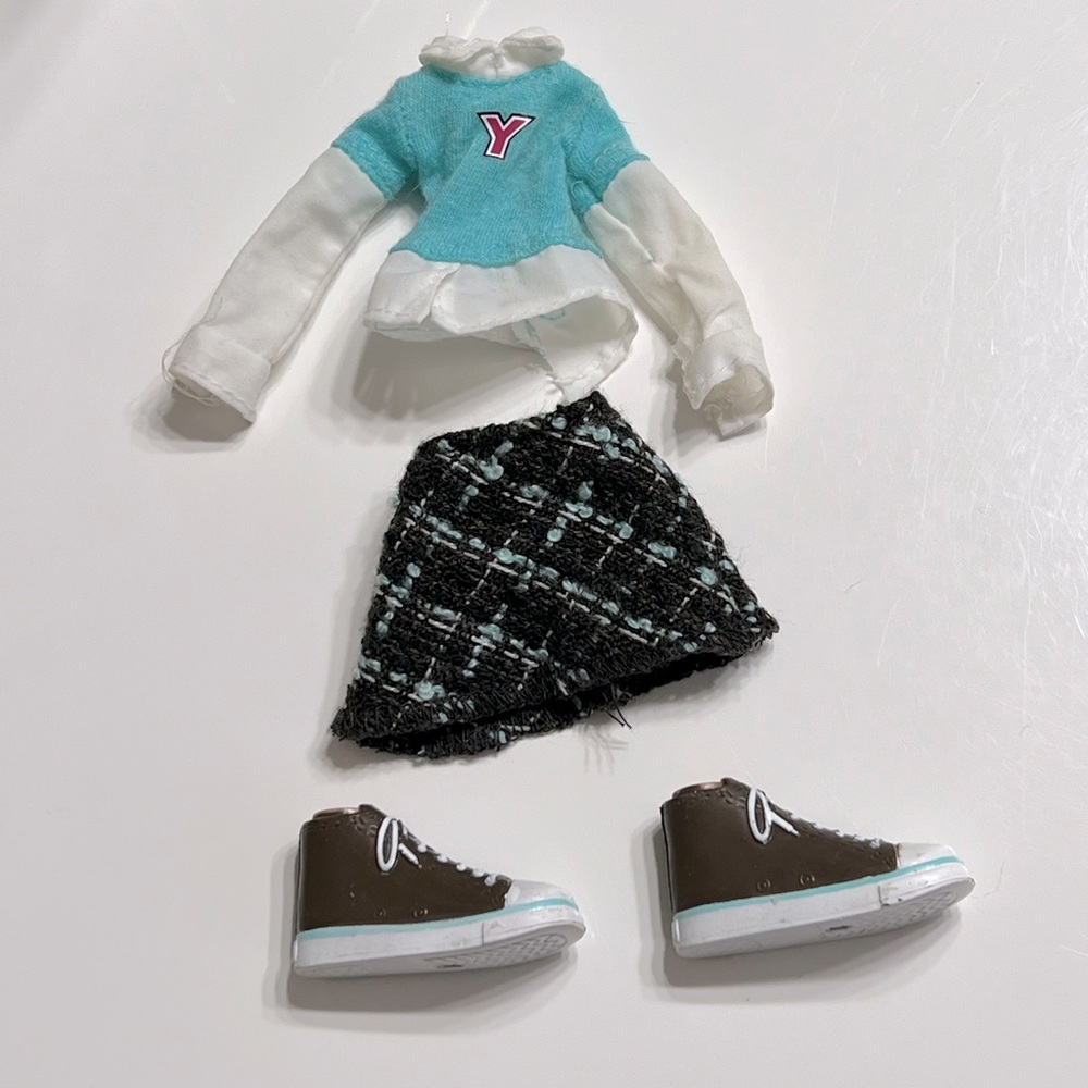 Bratz Back To School Cloe Outfit Shirt Skirt Shoes